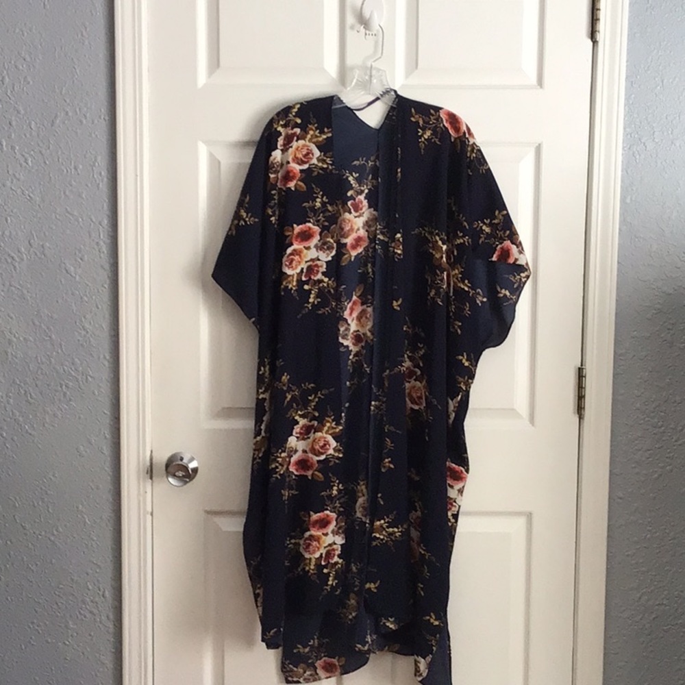 🛍️🛍️.  Unknown Designer 🛍️🛍️.      Floral Kimono Duster